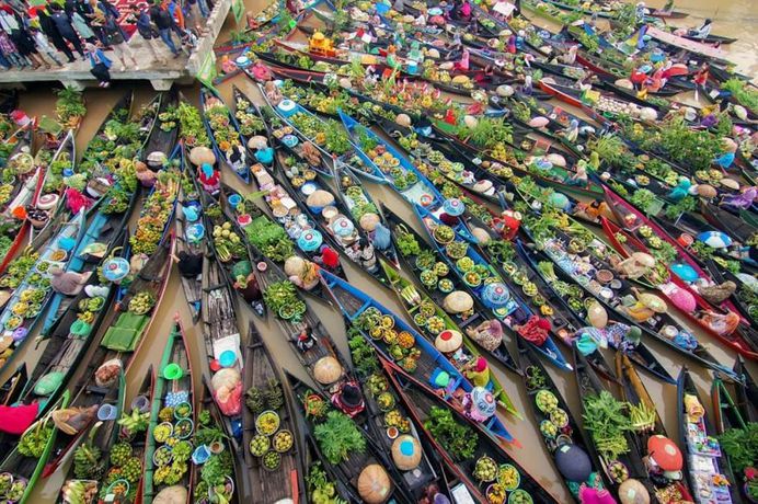 Spectacular Photos of Colorful Floating Market in Indonesia by Hendry Hamim