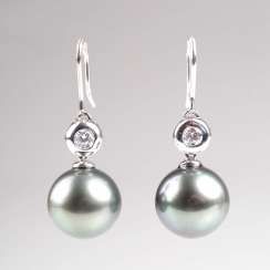 Pair of Tahiti pearl earrings with small Solitary