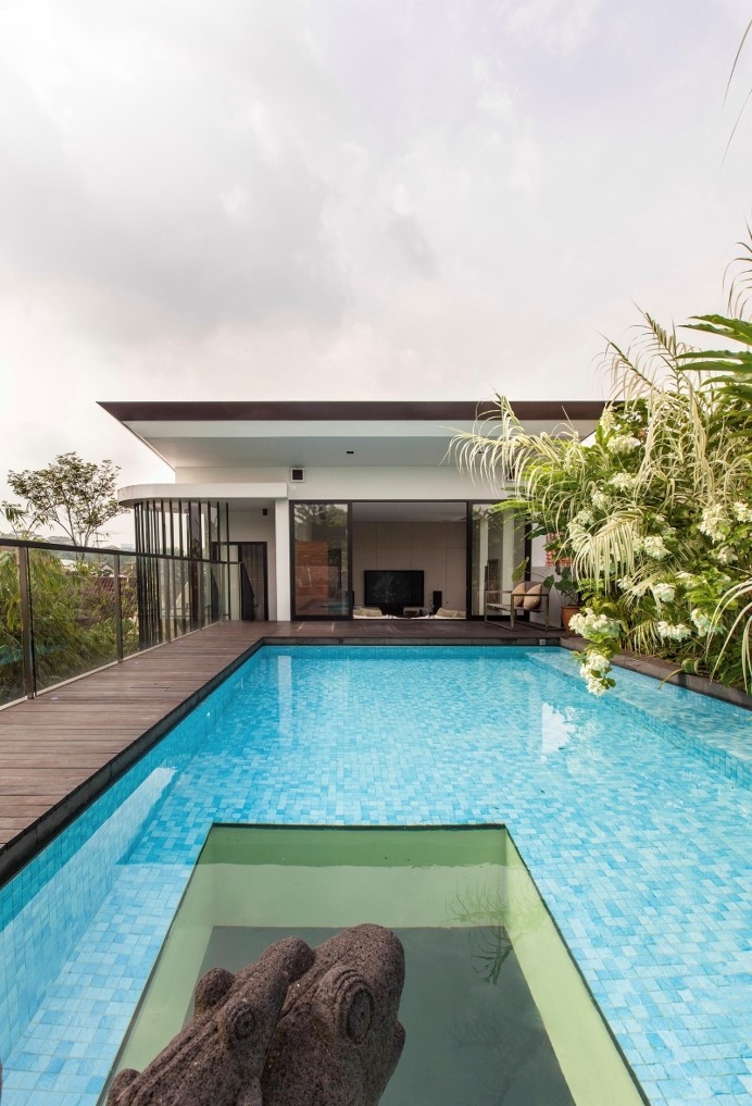 Tan's Garden Villa with luxuriant gardens, rooftop pool and koi pond
