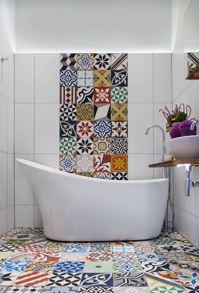 Original bathroom with patchwork pavements & tiles #bathroom #patchwork #pavements #bagno #pavimenti #rivestimenti