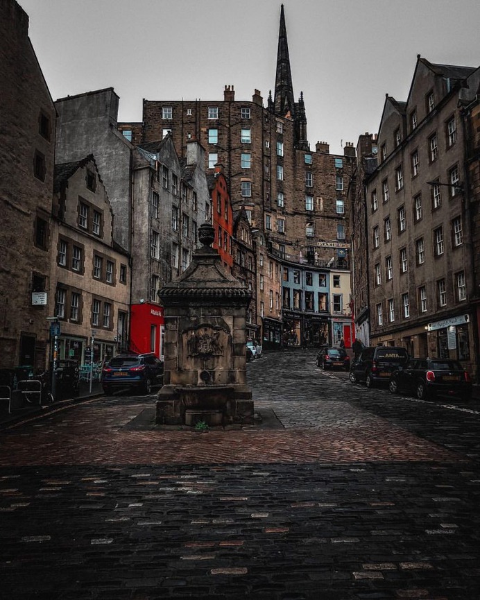 Spectacular Street Photos in Edinburgh by Ian G Black