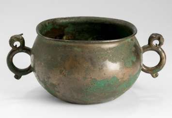 Bronze-handled jar with a finely crafted Dragon