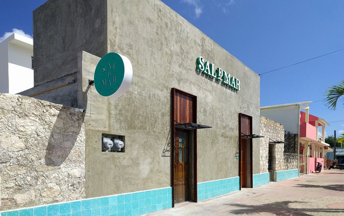 Sal de Mar Identity - Mindsparkle Mag Beautiful identity for Sal de Mar, a Mediterranean-Asian fusion restaurant, designed by Vegrande in Mexico. #branding #design #identity #color #photography #graphic #design #gallery #blog #project #mindsparkle #mag #beautiful #portfolio #designer