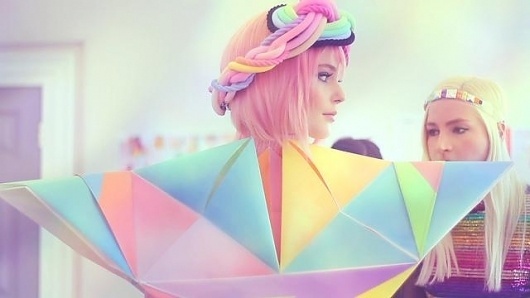 288357605_640.jpg (Obrazek JPEG, 640x360 pikseli) #geometry #marshmallow #design #color #butler #triangle #fashion #rainbow #sweets