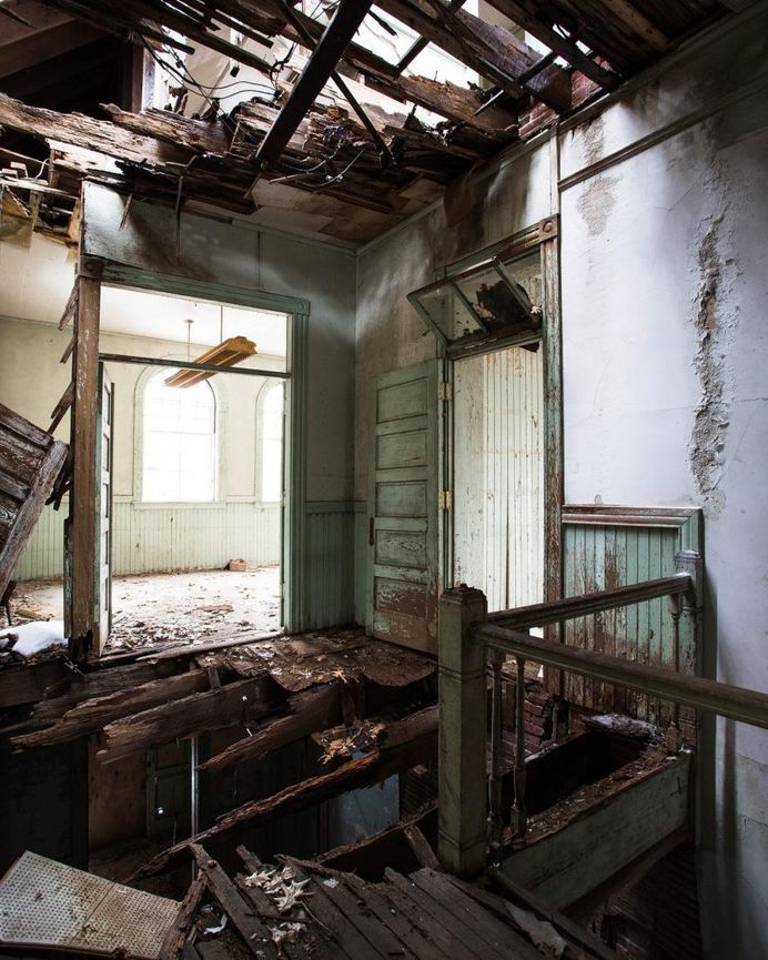 Jenn Brown Captures Gorgeous Abandoned Places in US