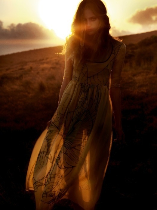 Wonderful light... #see #woman #grass #hill #through #photography #sunlight