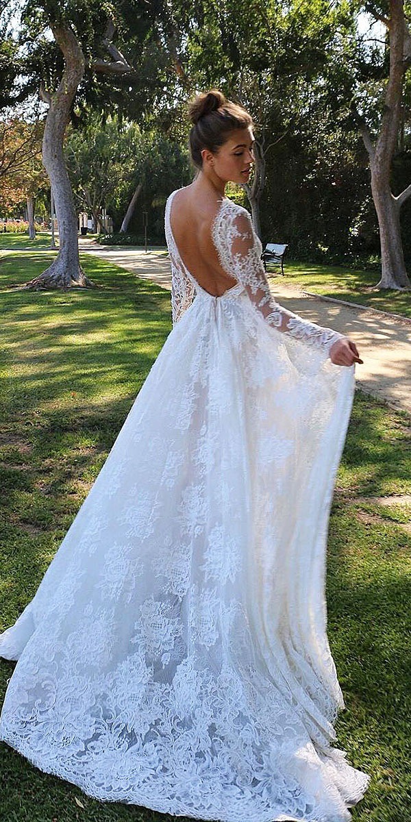 We made selection of modern wedding dresses by famous American designers. It is divided into different silhouettes and styles.