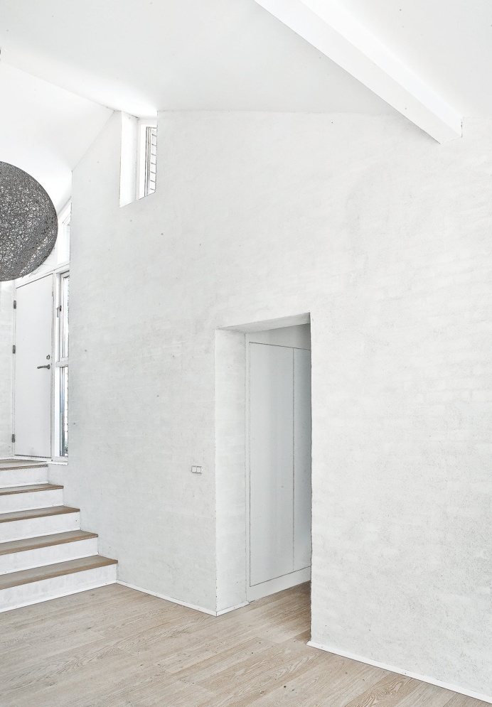 Entryway and hallway. Fredensborg House by Norm.Architects. #entryway #hallway #normarchitects #minimalism