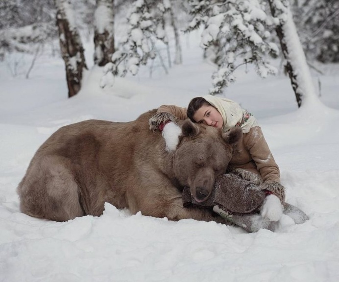 Olga Barantseva Captures Dreamlike Scenes With a 700-Kilogram Brown Bear