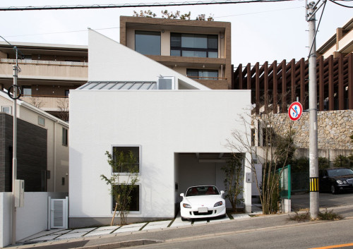 Skip Floor House by Kenji Yanagawa #minimalist #architecture #house