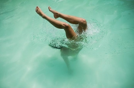img02.jpg 694×458 pixels #pool #photography #woman #dive