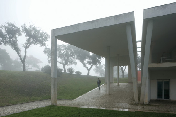 10 Notable Design Books of 2013: August Reviews | Designers & Books #siza #architecture #alvaro