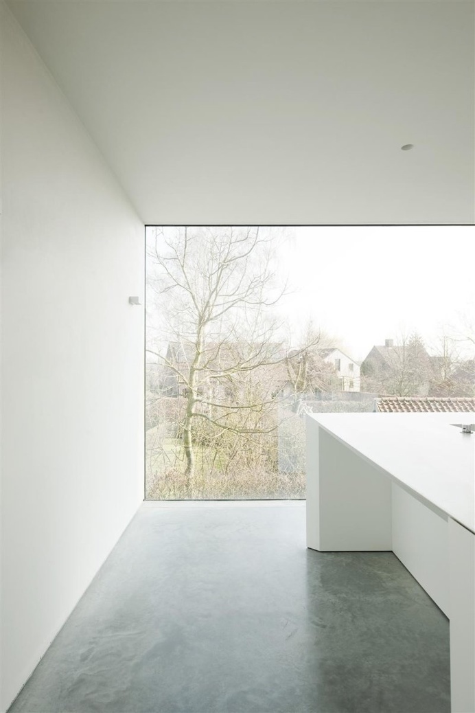 Frameless window. House DZ by GRAUX & BAEYENS architecten. © Luc Roymans. #window #modern #concretefloor