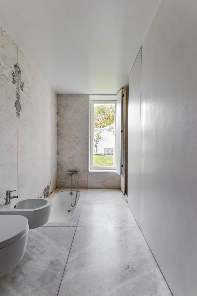 Full #bathroom with #sunkentub, #marblefloor and walls. #CasaNaRuaDeSaoMamedeAoCaldas by #AiresMateus. Photo by #RicardoOliveiraAlves. #marb