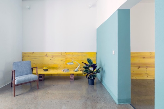 Loft bed is a good option for rooms with high ceilings: G-ROC apartment in Barcelona