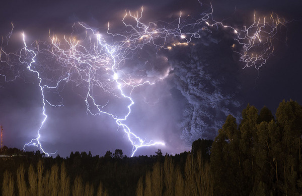 The eruption of Cordon Caulle began on June 4, 2011, located in the Region of Los Rios in Chile. This photograph was taken on the second nig #electricity #photography #storm #eruption #nature #lightning #beauty
