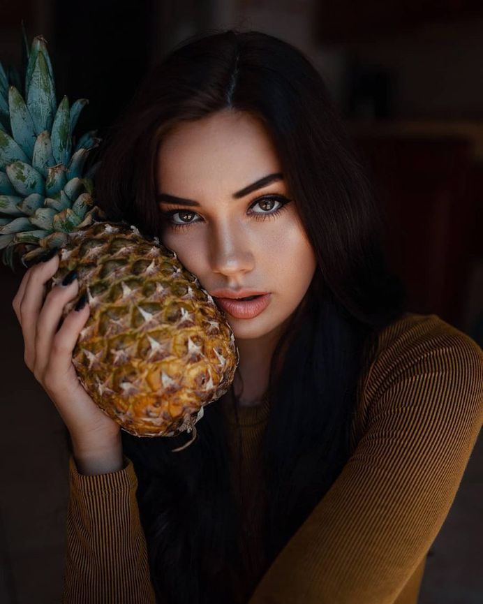 Beautiful Natural Light Female Portraits by Reed Walchle