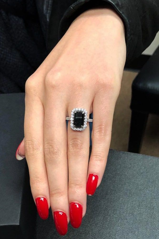 Look at the best engagement rings in white gold in our gallery and get inspired to popping the question.