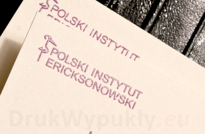 Bazą dla tego projektu stał się unikalny papier w odcieniu kości słoniowej. Uznaliśmy, że wizytówki Polskiego Instytutu Ericksonowsk