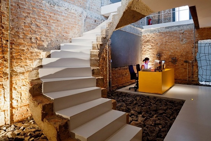 Casa REX Office Is Designed to Highlight the Process of Demolition