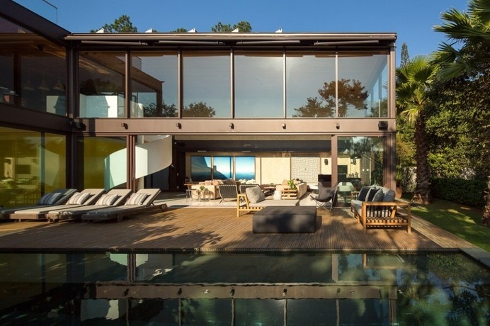 Stylish Property With a Retro-Modern Design and a Spiral Staircase #modern #retro #architecture #so #paulo