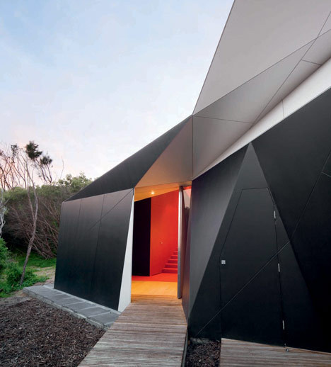 Klein Bottle House by McBride Charles Ryan #home #house #black