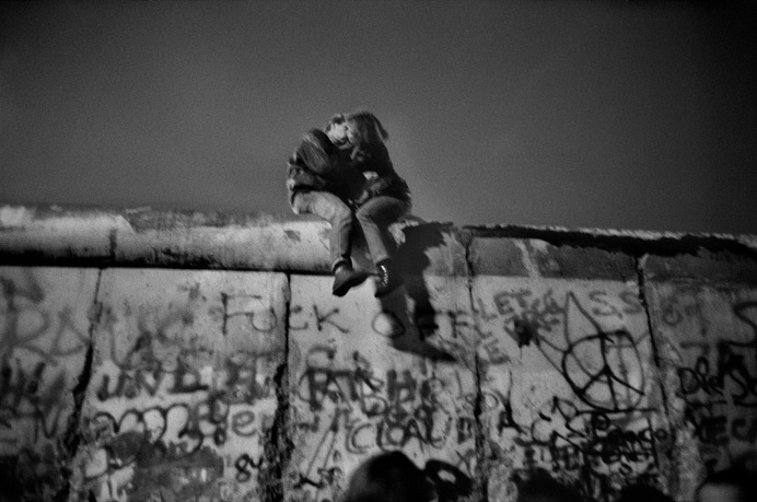 Berlin near the Brandenburg Gate 1989. Photograph by Guy Le QuerrecMagnum.