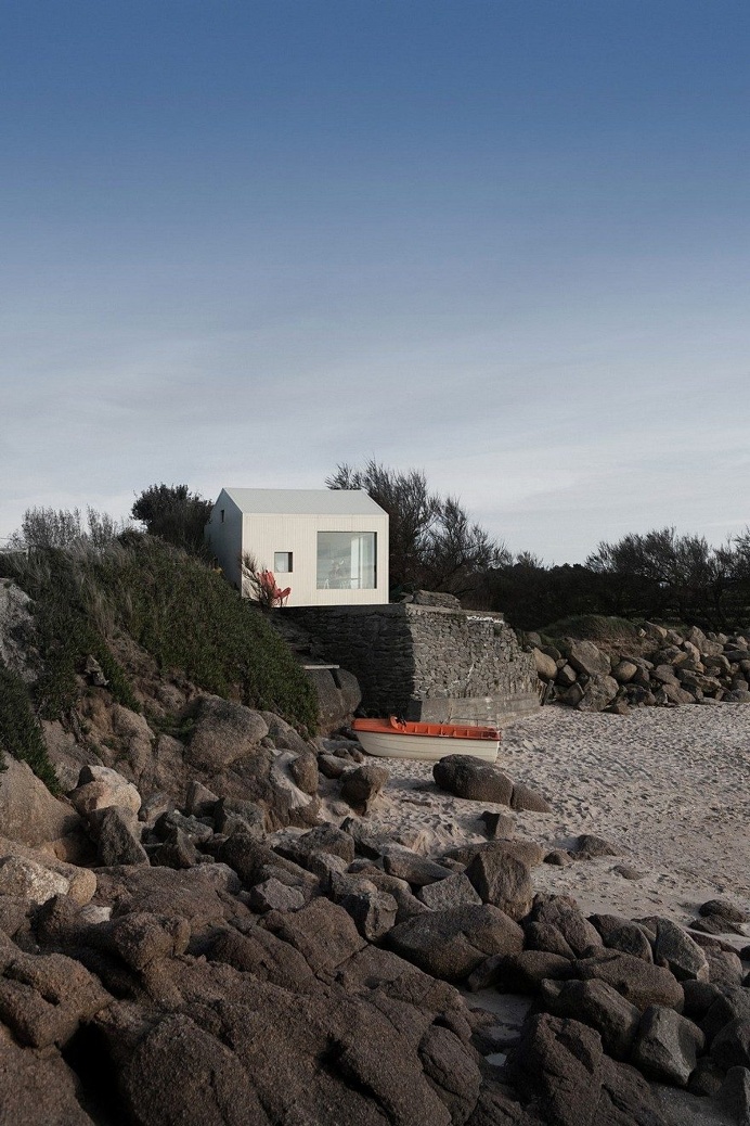 FREAKS Has Refurbish a Concrete Fishing Shack Built in the 50's on a Rock 1