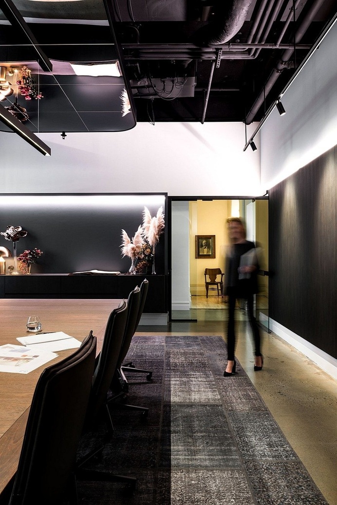 Contemporary Workplace with a Distinctive Hotel-Like Aesthetic 3