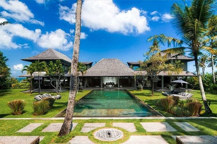 Stylish Holiday Retreat In Bali With Black Accented Décors: Mahatma House #stylish #modern #design #retreat #holiday #architecture #villa