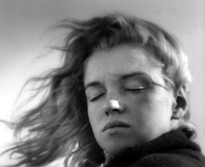 A young Marilyn Monroe photographed by Andre de Dienes Fall, 1946
