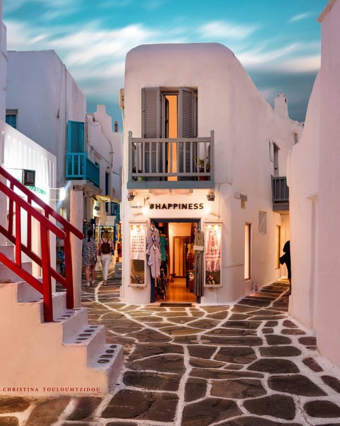 Stunning Street Photography in Greece by Christina Touloumtzidou