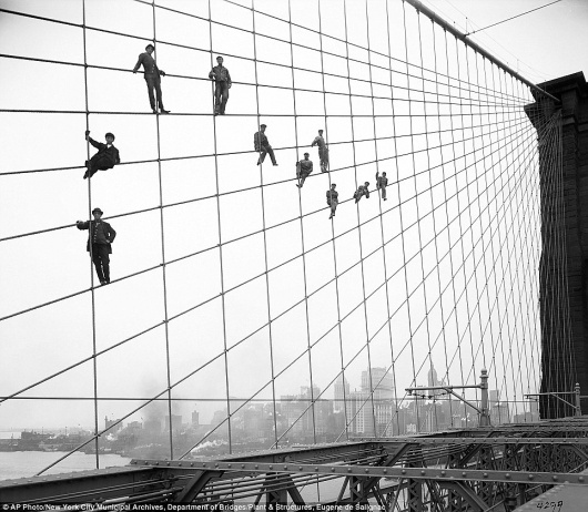 Never-before-seen photos from 100 years ago tell vivid story of gritty New York City | Mail Online #york #bridge #blackwhite #new
