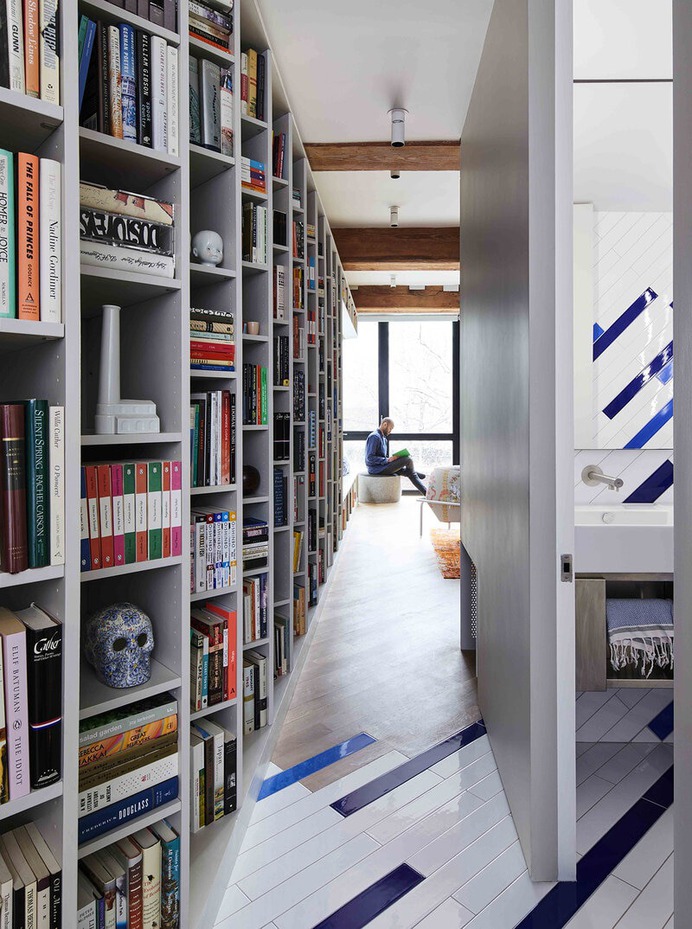 This Small Williamsburg Loft Elegantly Incorporates a Collection of 2,500 Books