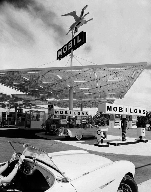 Mobil Gas StationÂ by Julius Shulman, 1956 (viaÂ eat tarantulaÂ /Â melisaki)The greatest architecture photographer in history. #1950s #shulman #julius #architecture #gas #stations