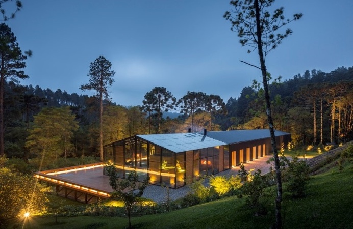 Metallic structure house
