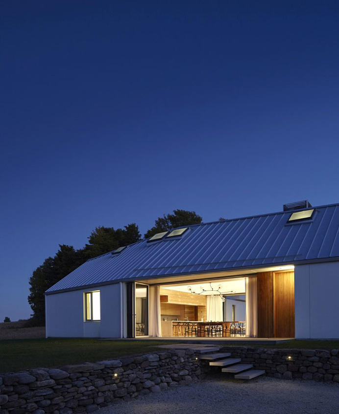 Contemporary Read on Traditional Barn House - InteriorZine
