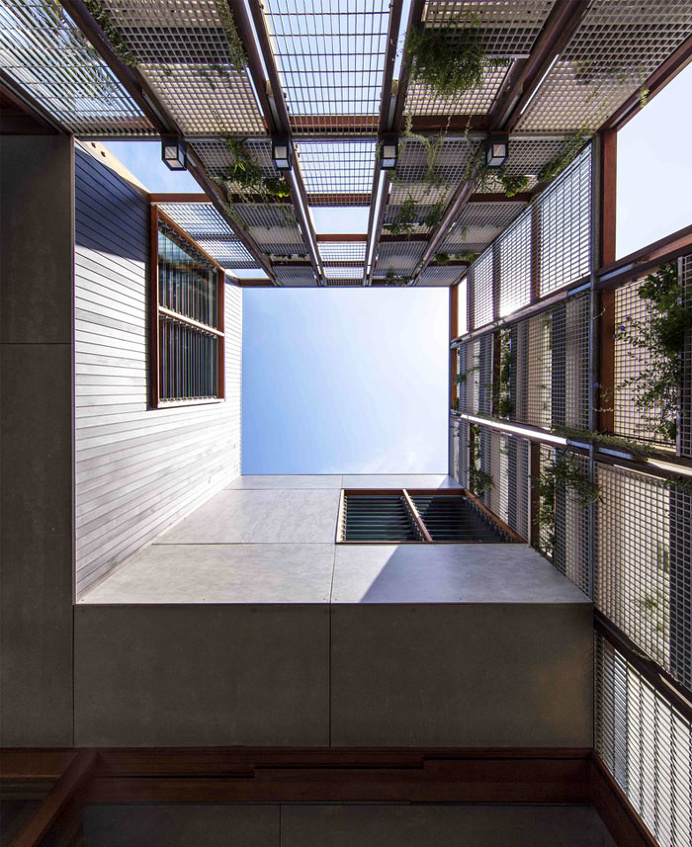 House in Australia Revolves Around a Stunning Swimming Pool - InteriorZine