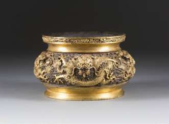 BRONZE VASE WITH RAISED EMBLEM DRAGON DECORATION