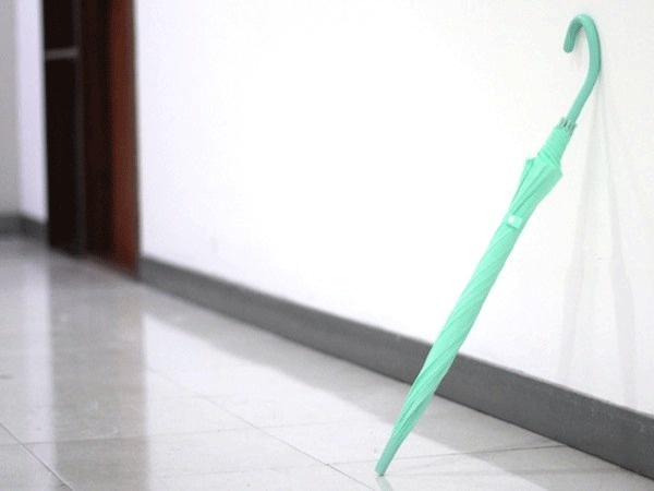 Flexibler is a flexible handle umbrella that makes storing, carrying, and drying it super easy! #umbrella #modern #design #travel #flexible #product #industrial #outdoor #style