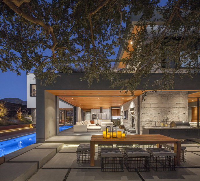 Acacia House: residence with a lounge arranged on the rooftop