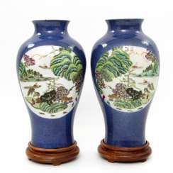 Few Vasen mit famille verte ' -Dekor. CHINA, Kangxi-Period (1662-1722) #Sets #Teasets #Porcelainsets #Antiqueplates #Plates #Wallplates #Figures #Porcelainfigurines #porcelain