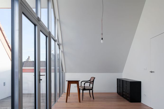 Cross House by Generiek