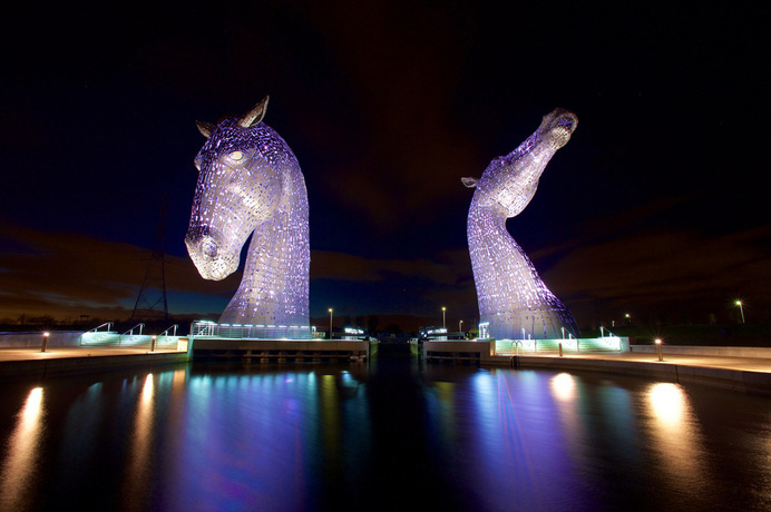 Enormous Horse Head Sculptures Illuminate the Scottish Skyline at Night #sculptures