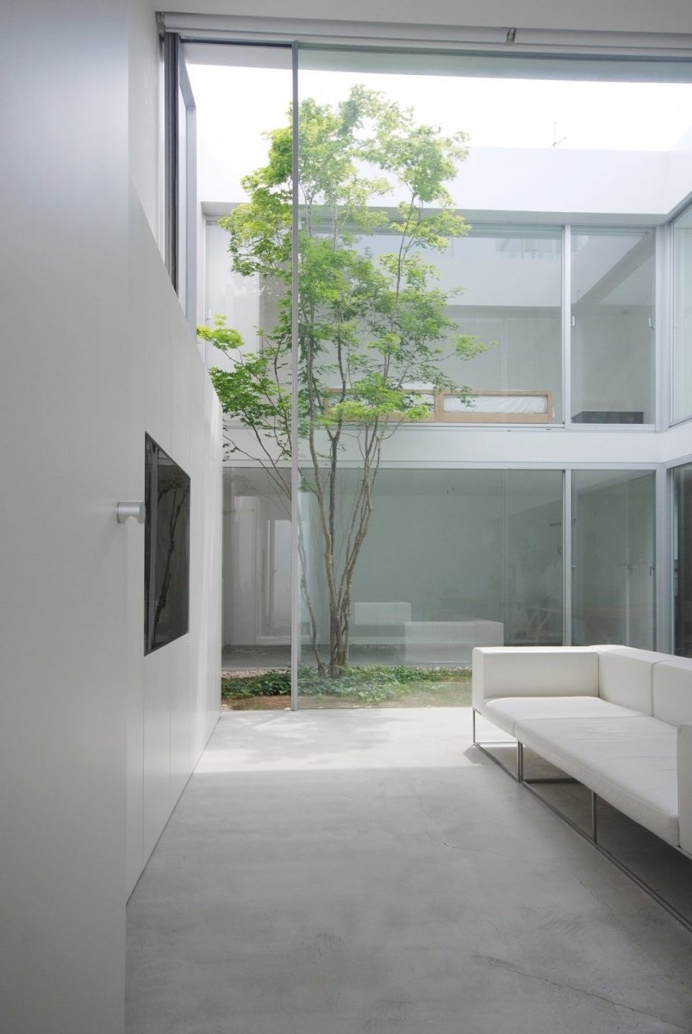 High ceiling living room. S Residence by Shinichi Ogawa & Associates. #livingroom #highceiling