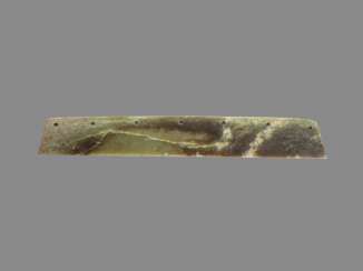 AN EXCEPTIONALLY RARE 60 CM LONG CEREMONIAL BLADE IN THE SHAPE OF A LARGE KNIFE WITH SEVEN FASTENING HOLES CARVED FROM A BRILLIANT GREEN VARIETY OF JADE
