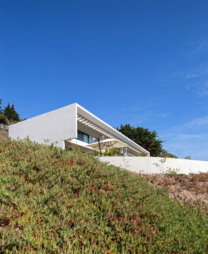 Exposed Concrete House in Chile - InteriorZine