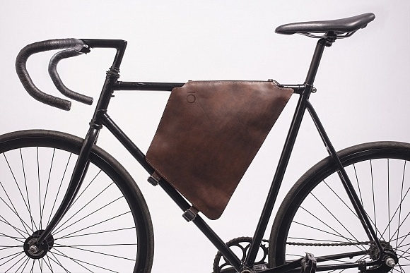 Brown leather cycling bag #bag #frame #accessories #bicycle #coomuter #leather #cycling