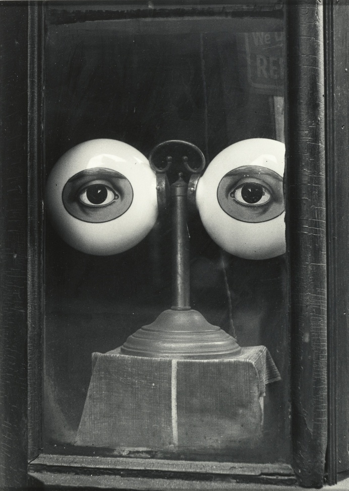 Irving Penn Optician's shop window, 1939 #optician #white #eyes #shop #black #photography #strange #vintage #and #window