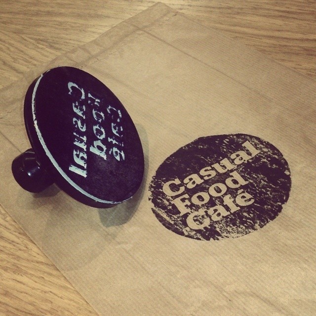 Stamp with the new identity for Casual Food CafÃ© - Faro. by: Topping Creative studio #cafã© #stamp #design #food #logo #brand #identity #casual #coffee #type
